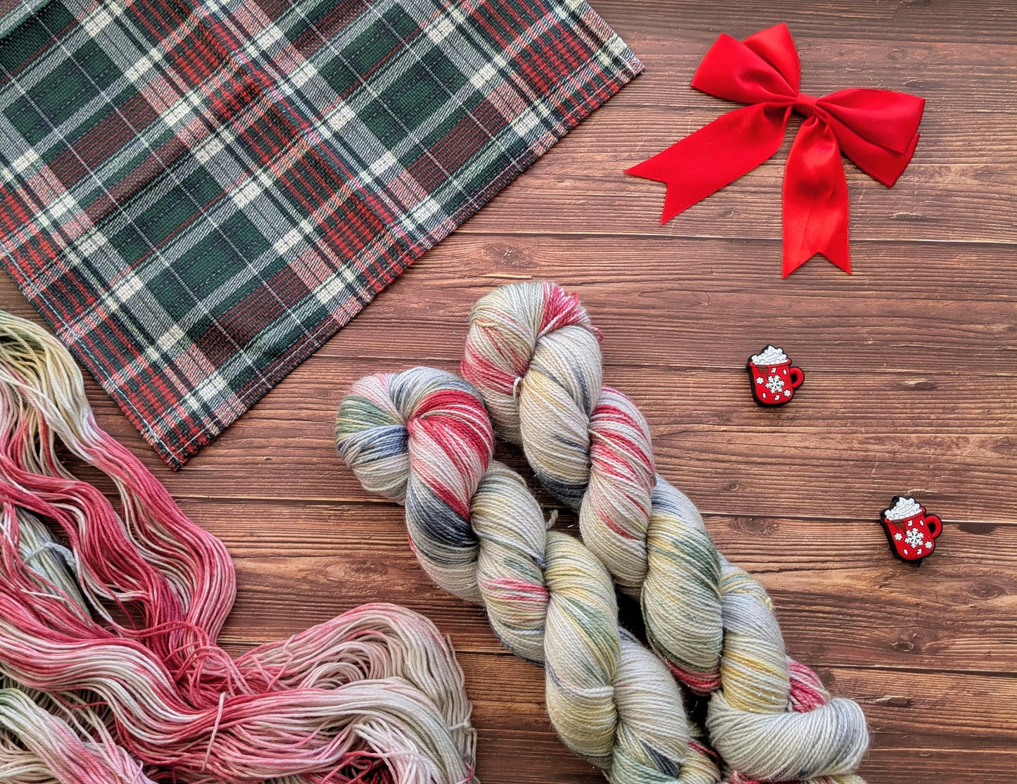 Echeveau Lyl Bling merinos superwash nylon stellina – Fingering – Coloris le train de Noël