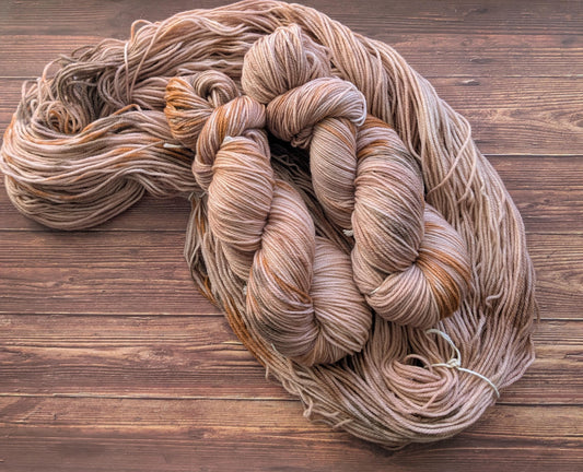 Echeveaux Lyl Frenchy - Merinos d'Arles NSW - Fingering - Coloris Mocha Mousse Pantone 2025