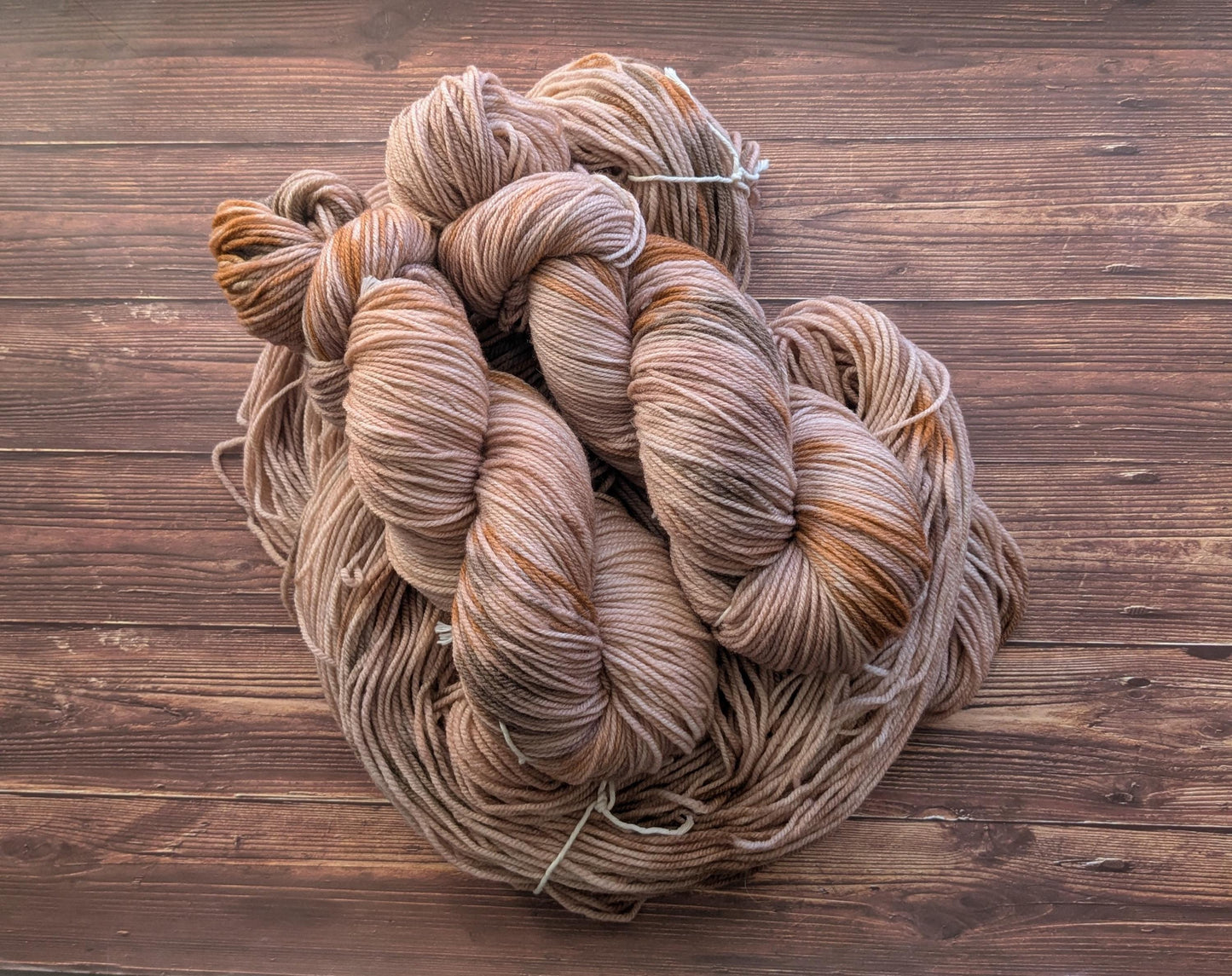 Echeveaux Lyl Frenchy - Merinos d'Arles NSW - Fingering - Coloris Mocha Mousse Pantone 2025