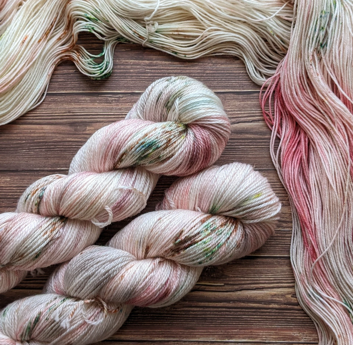 Echeveau Lyl Sunshine mérinos tencel – Fingering – Coloris Tour du monde Lylysurunfil - Avril Village Fleuri