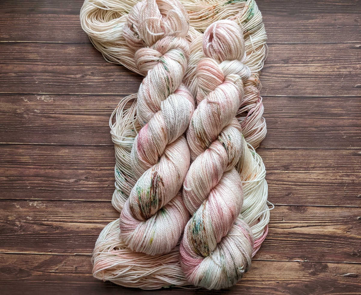 Echeveau Lyl Sunshine mérinos tencel – Fingering – Coloris Tour du monde Lylysurunfil - Avril Village Fleuri