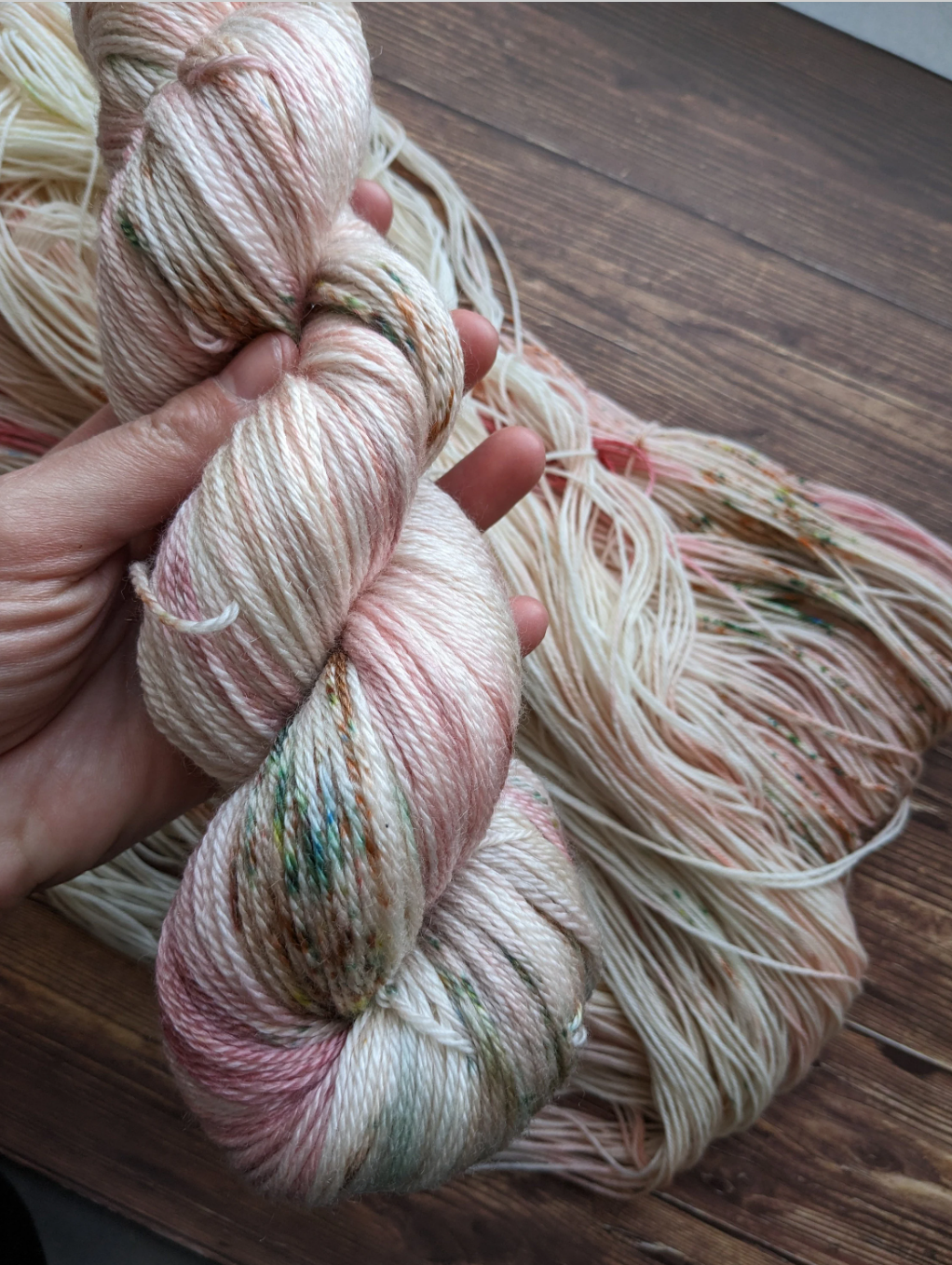 Echeveau Lyl Sunshine mérinos tencel – Fingering – Coloris Tour du monde Lylysurunfil - Avril Village Fleuri