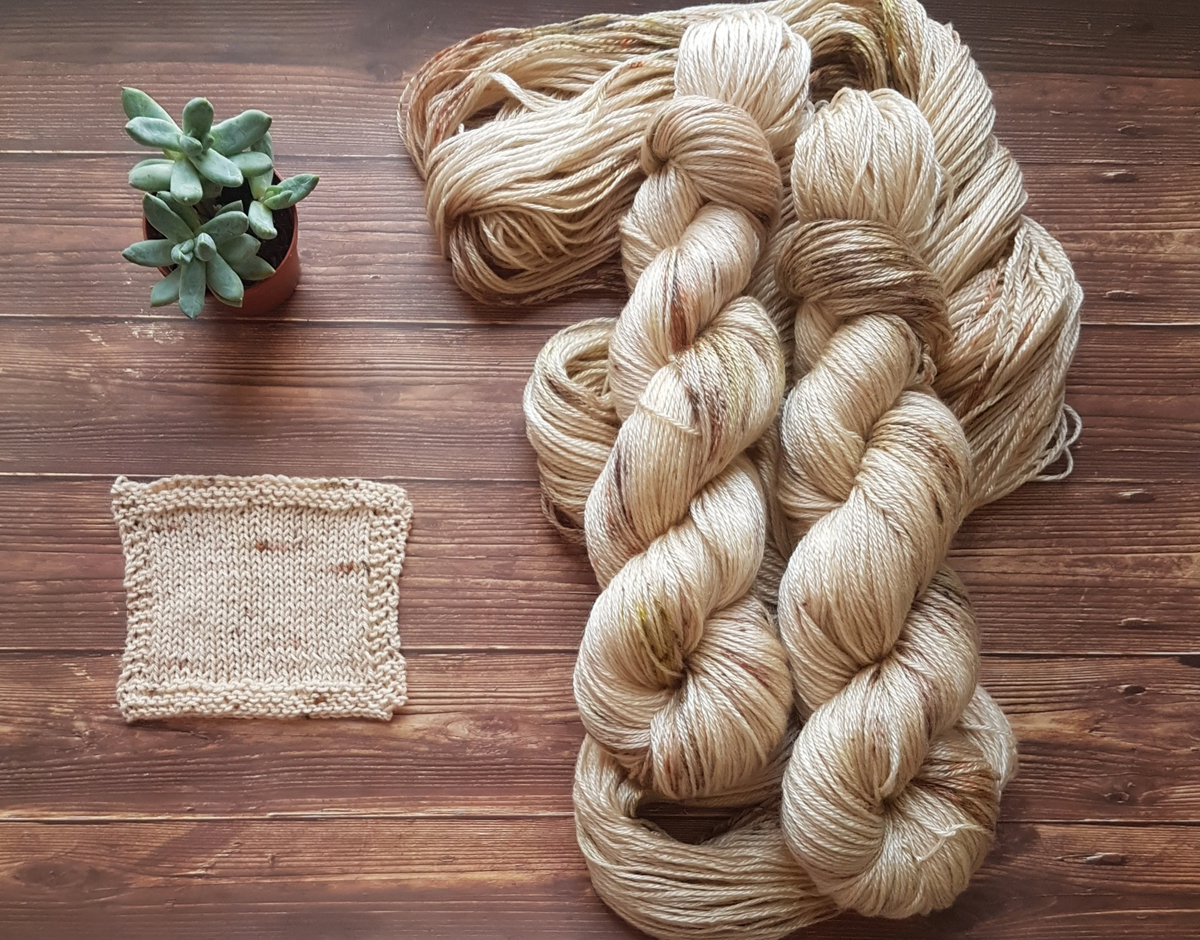Echeveau Lyl Sunshine mérinos tencel – Fingering – Coloris Perdus dans le désert
