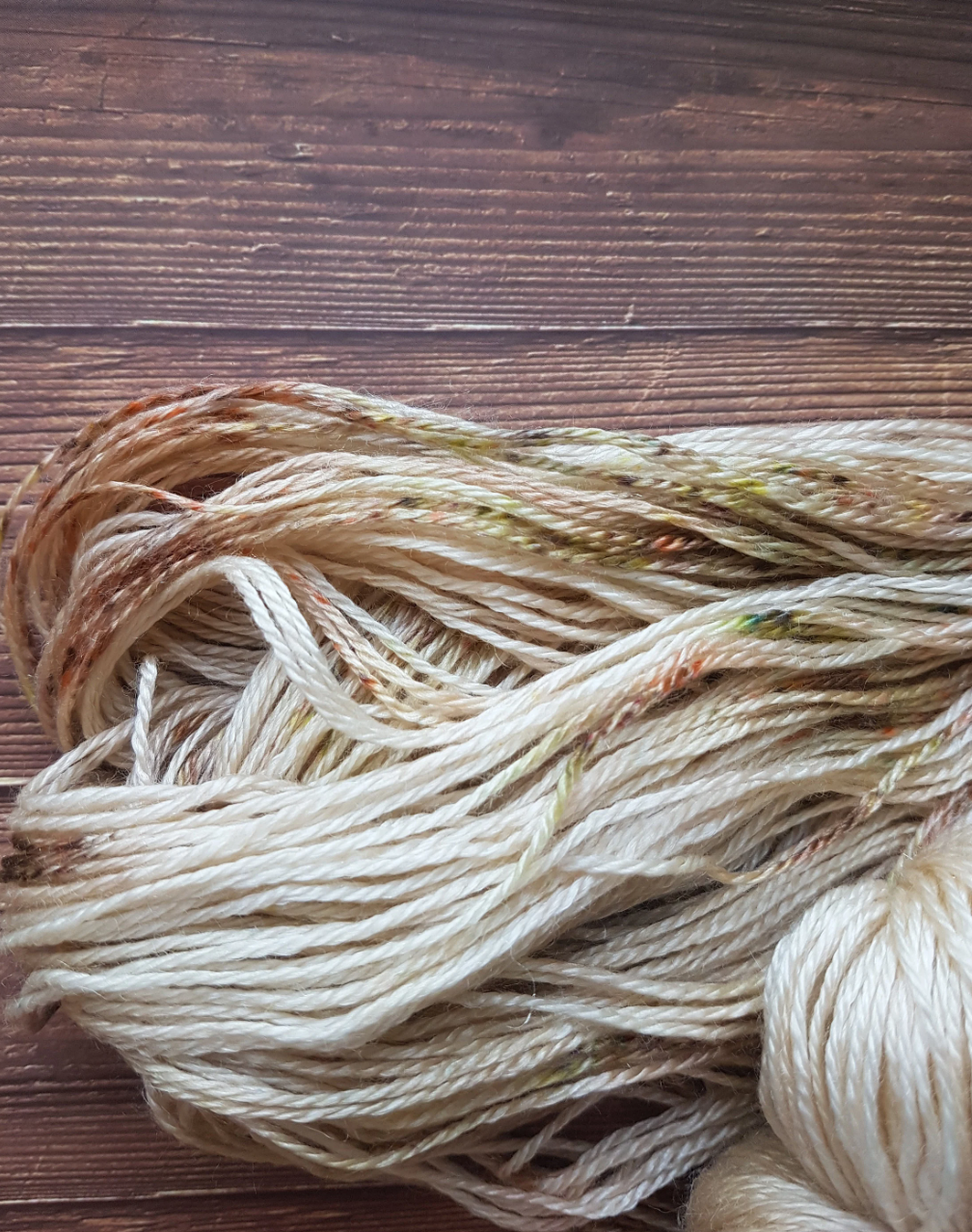 Echeveau Lyl Sunshine mérinos tencel – Fingering – Coloris Perdus dans le désert