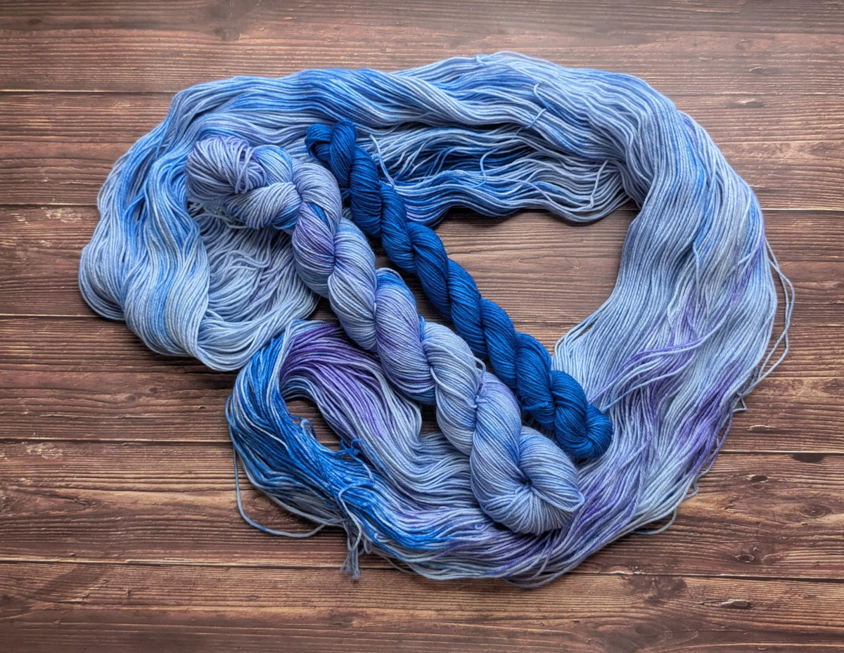 Kit laine chaussette Lyl Sock 50 gr + Lyl sock Mini - Delphinium + La chaise