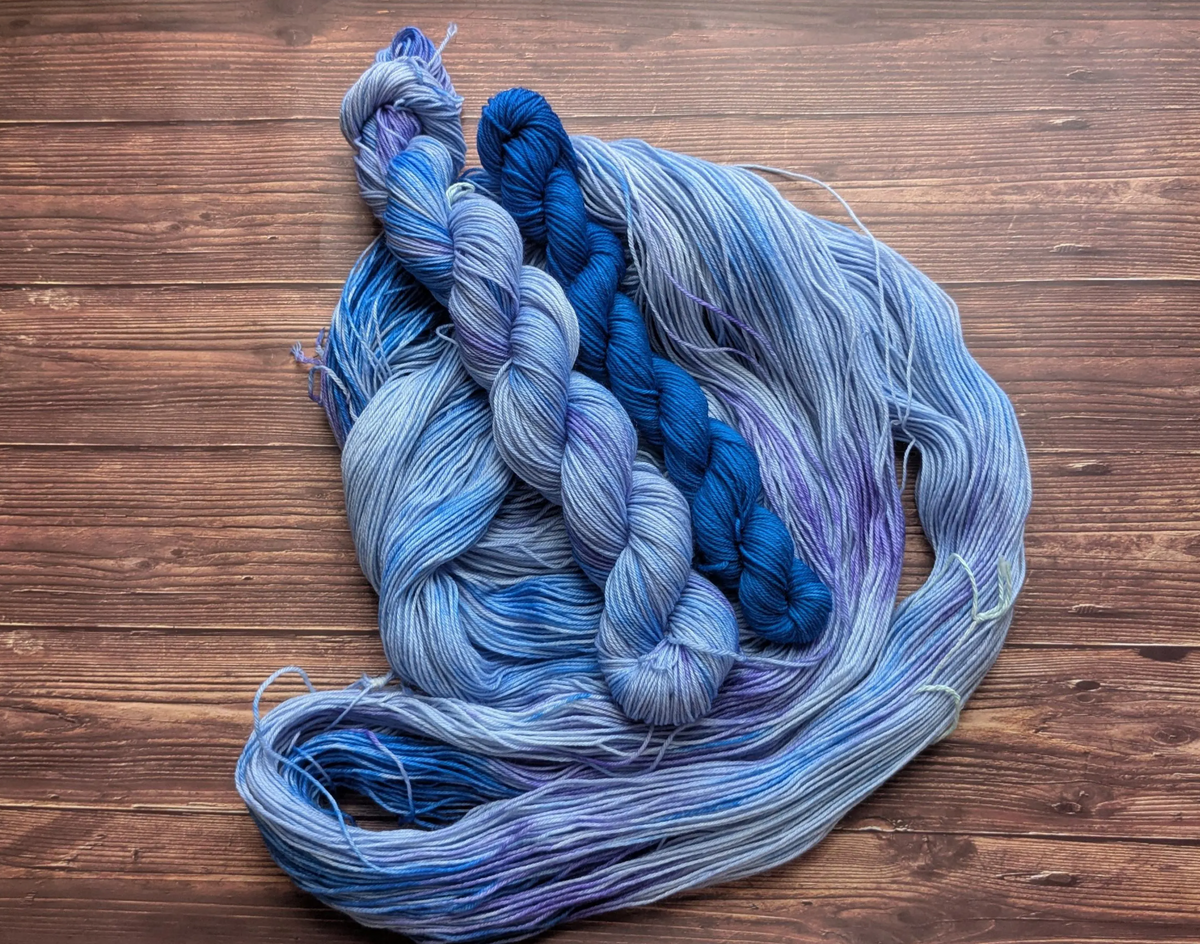 Kit laine chaussette Lyl Sock 50 gr + Lyl sock Mini - Delphinium + La chaise