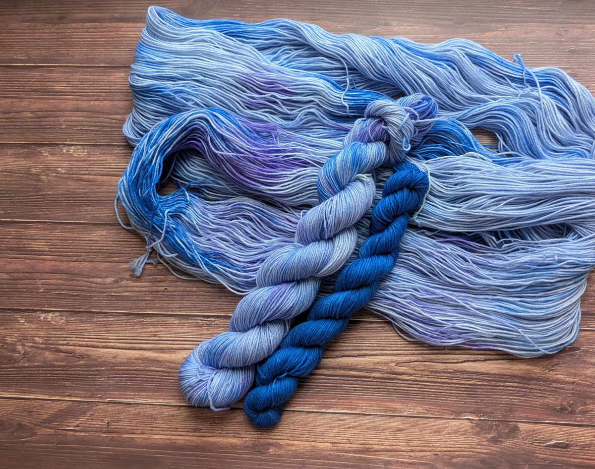Kit laine chaussette Lyl Sock 50 gr + Lyl sock Mini - Delphinium + La chaise