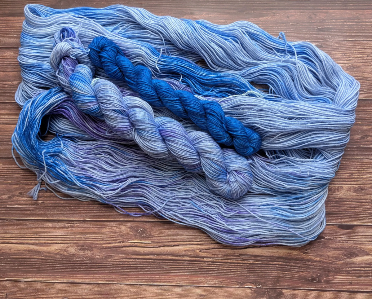 Kit laine chaussette Lyl Sock 50 gr + Lyl sock Mini - Delphinium + La chaise