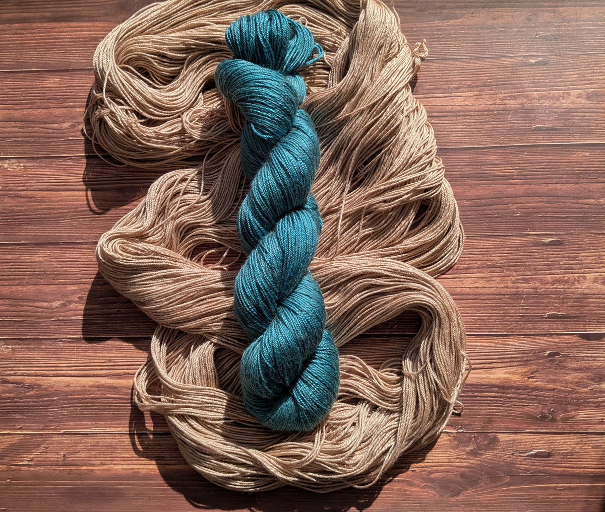 Echeveaux Lyl Camel Silk - Soie Bébé Chameau - Fingering coloris Plume de Paon