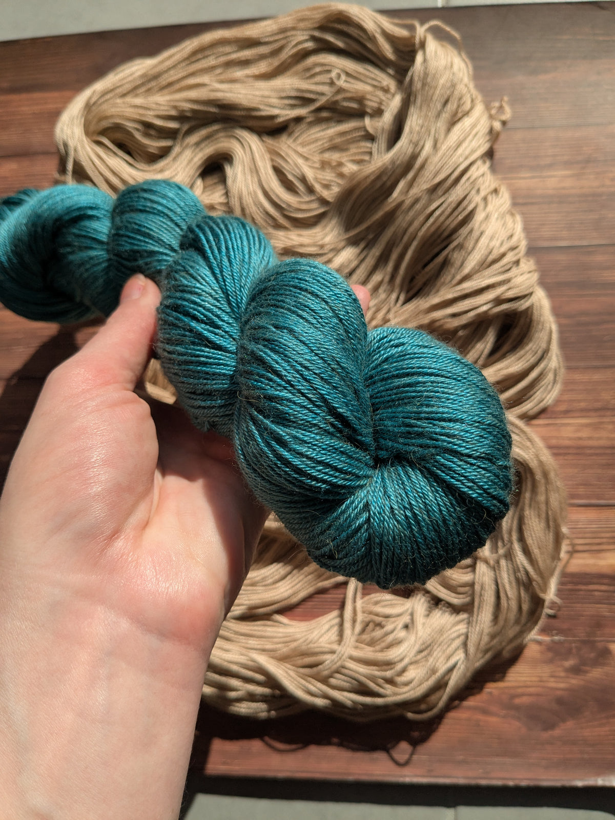 Echeveaux Lyl Camel Silk - Soie Bébé Chameau - Fingering coloris Plume de Paon