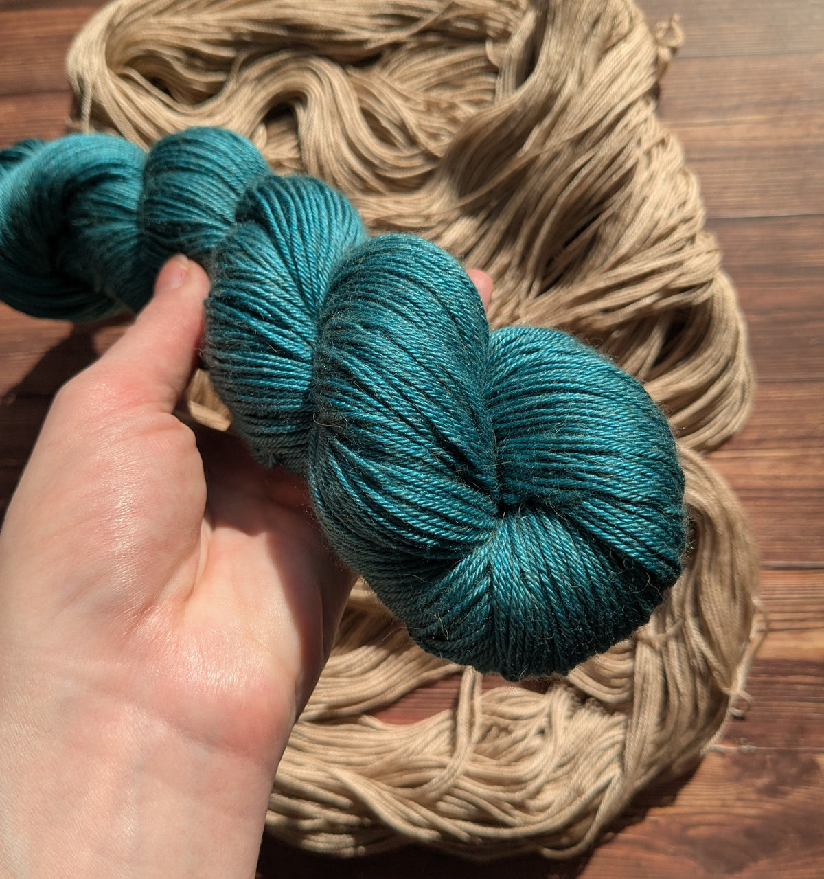 Echeveaux Lyl Camel Silk - Soie Bébé Chameau - Fingering coloris Plume de Paon