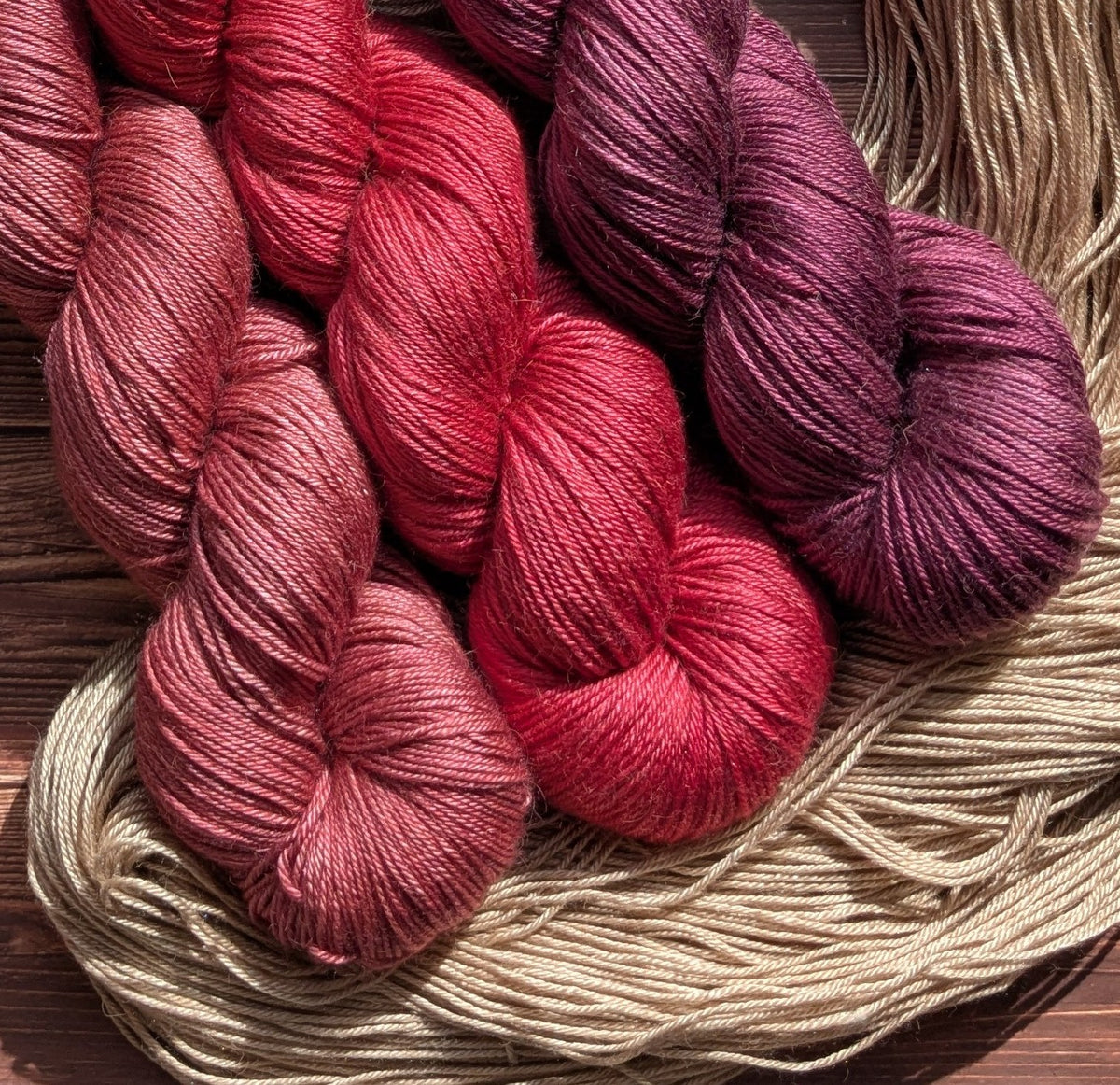 Echeveaux Lyl Camel Silk - Soie Bébé Chameau - Fingering coloris Rubis