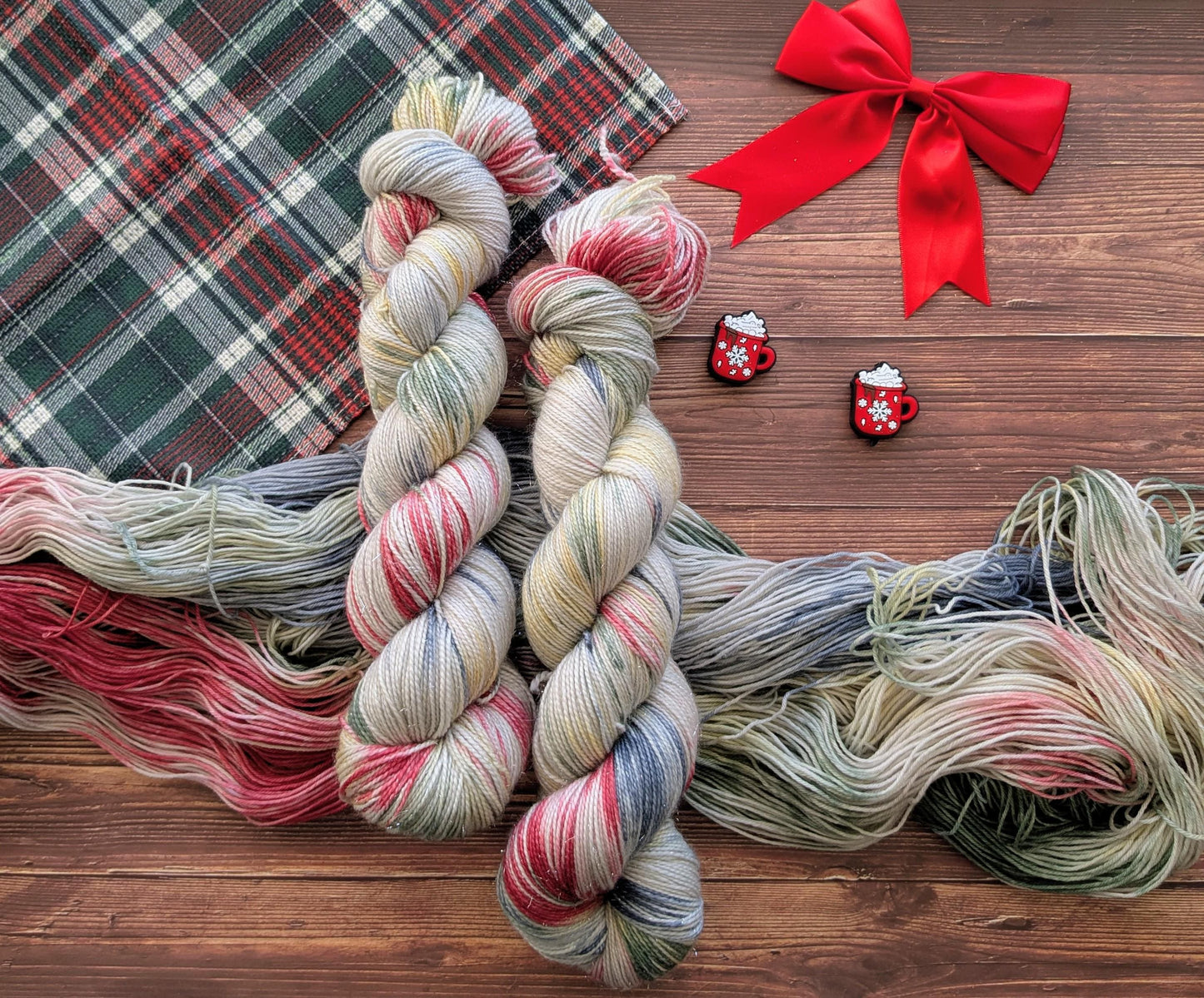 Echeveau Lyl Bling merinos superwash nylon stellina – Fingering – Coloris le train de Noël