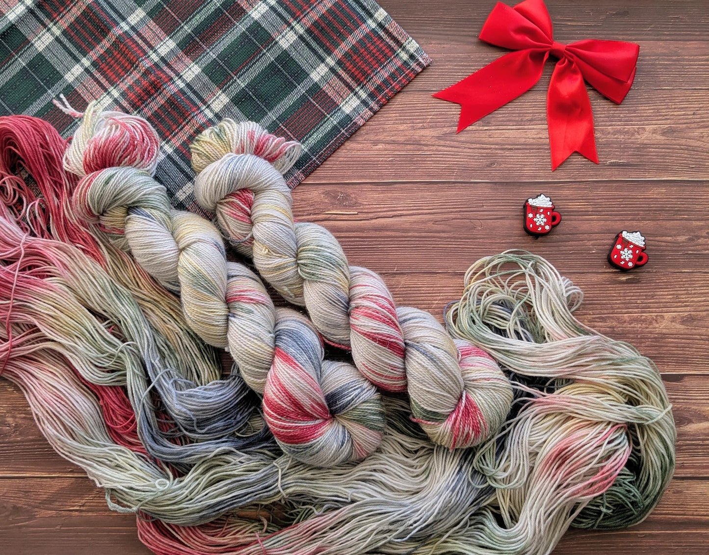 Echeveau Lyl Bling merinos superwash nylon stellina – Fingering – Coloris le train de Noël