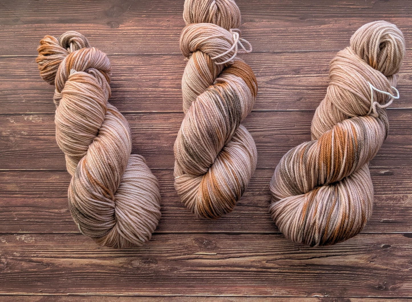 Echeveaux Lyl Frenchy - Merinos d'Arles NSW - Fingering - Coloris Mocha Mousse Pantone 2025