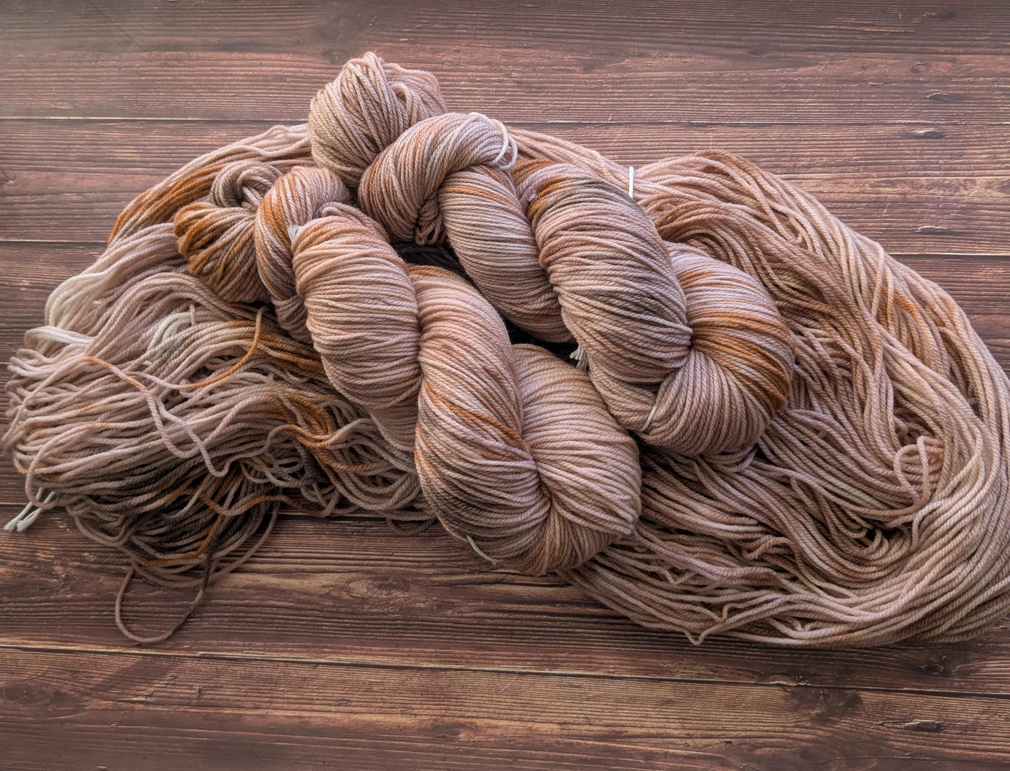 Echeveaux Lyl Frenchy - Merinos d'Arles NSW - Fingering - Coloris Mocha Mousse Pantone 2025